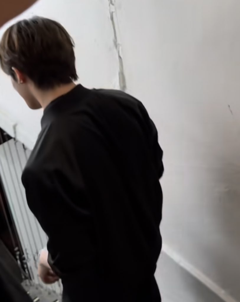 remermarkram's tweet image. ผู้ชายคนนี้ที่จะยอมเดินเท้าเปล่าและถือรองเท้าส้นสูงให้เรา เพื่อให้เราใส่รองเท้าเขาแทน มึง มึงงงงงงงงงงง