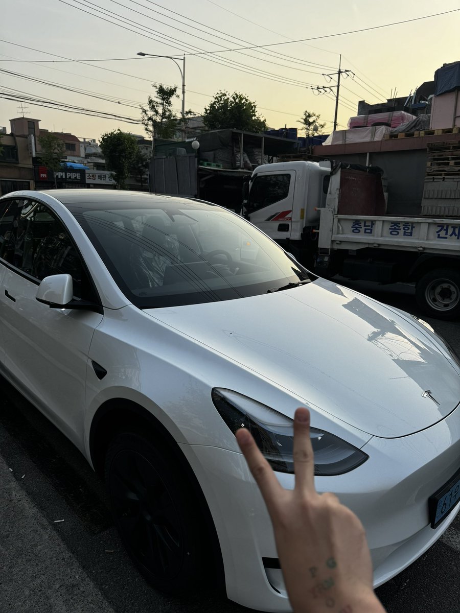 ROKA_Rigby's tweet image. My name is Kennen. Ima electric car.