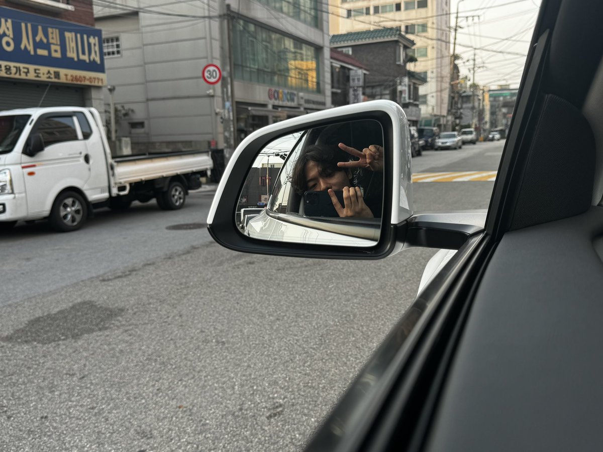 ROKA_Rigby's tweet image. My name is Kennen. Ima electric car.