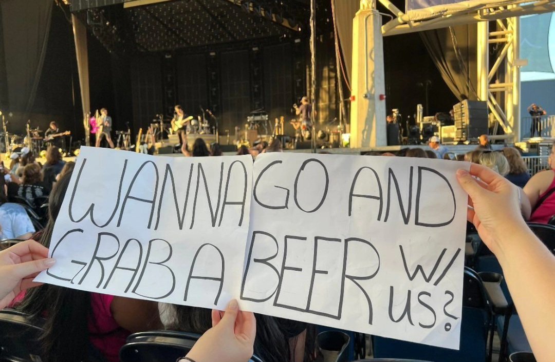 Stylexftx's tweet photo. ESTA FUE LA SEÑAL QUE LEVANTAMOSSS AYUDAAAAA Y NOS SALUDOOOOOO 😭😭😭😭😭😭😭😭😭❤️❤️❤️ #tslotbridgeport @NiallOfficial https://t.co/UCgIbAPo90