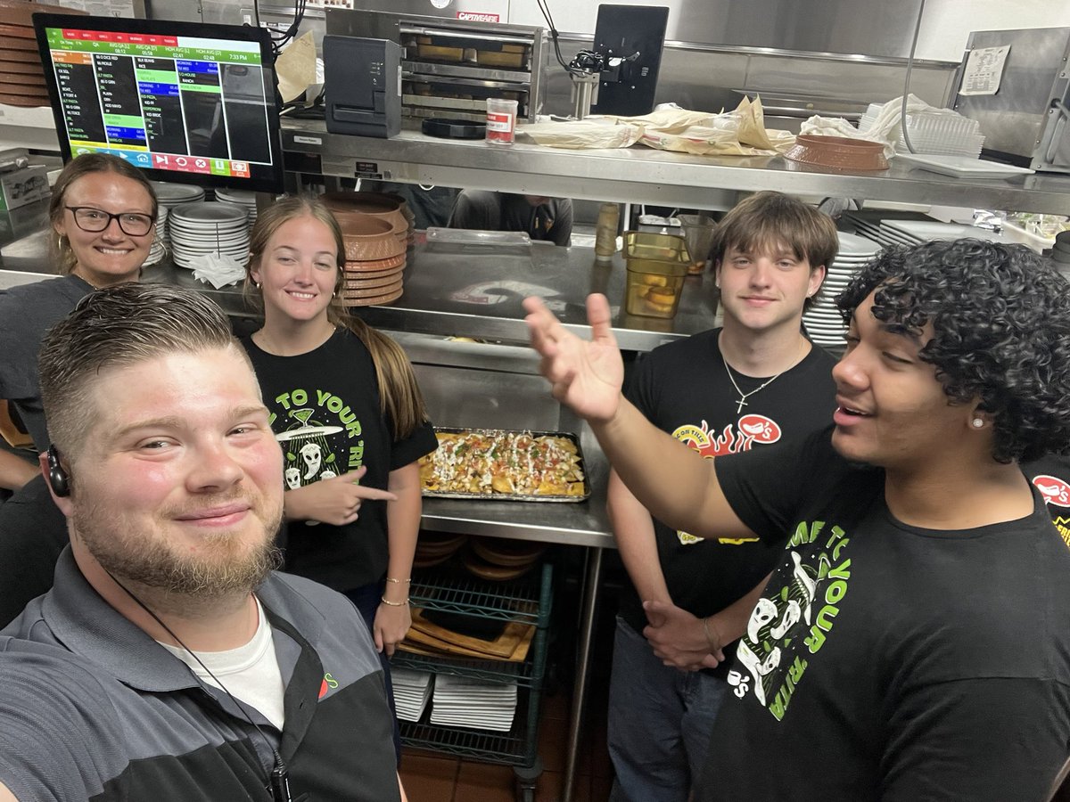 TylerRayburn09's tweet photo. Sheet pan nachos for the team tonight! 

Needless to say they didn’t last long!

#senseofbelonging #leaderled https://t.co/AfhlSggGFn