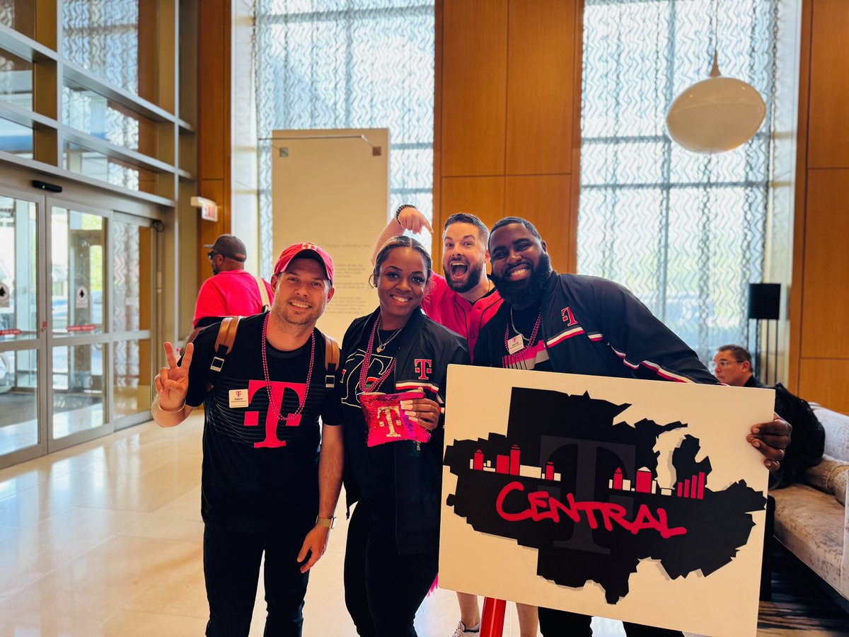 It was so great to see <a href="/MikeSievert/">Mike Sievert</a> &amp; <a href="/JonFreier/">Jon Freier</a> with my team today at the Chicago townhall. One thing I love about working <a href="/TMobile/">T-Mobile</a> is that senior leadership is always serving those who serve customers. Much appreciated 💕