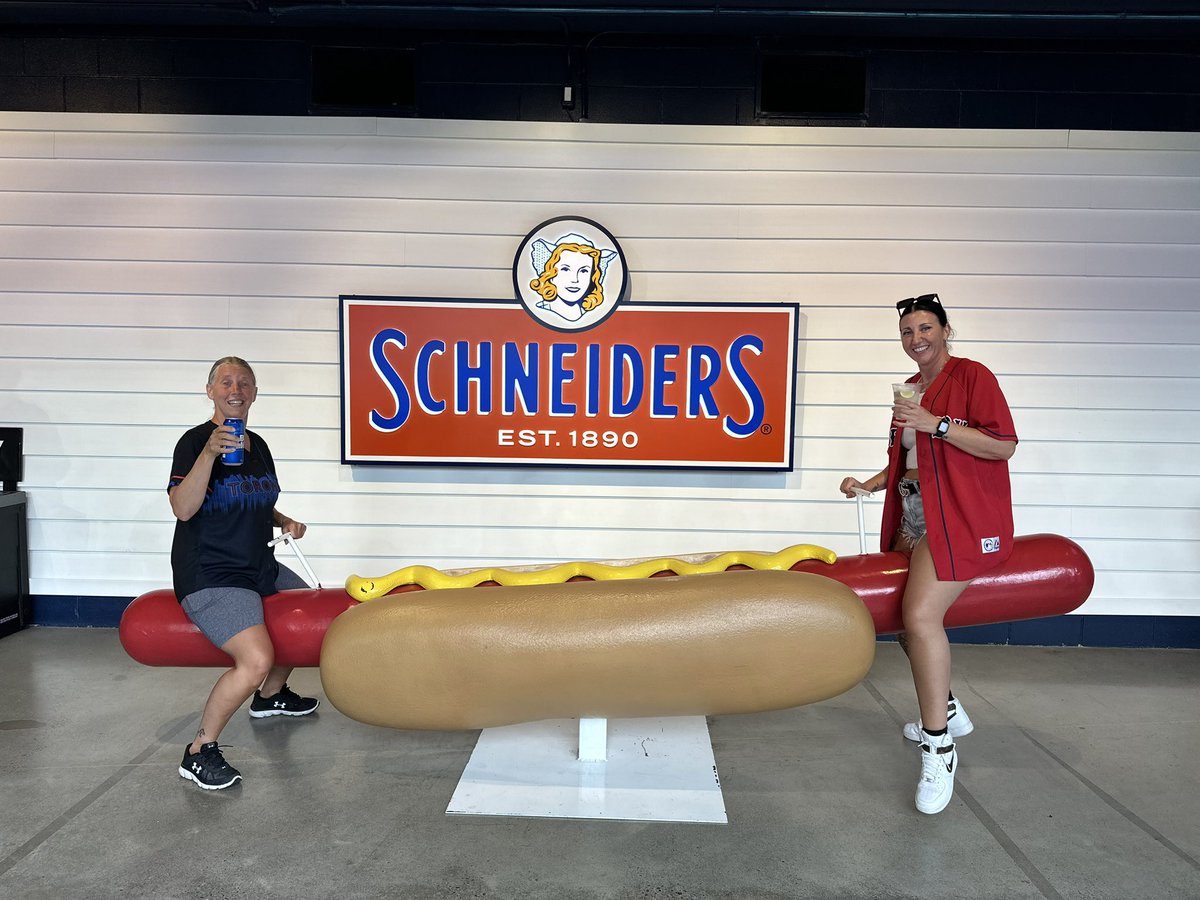 packersgrl1's tweet photo. Found my sister at the game 😂 #weinerrides #schneiders #lovemysister #shekillsme https://t.co/Y82fHSMciZ