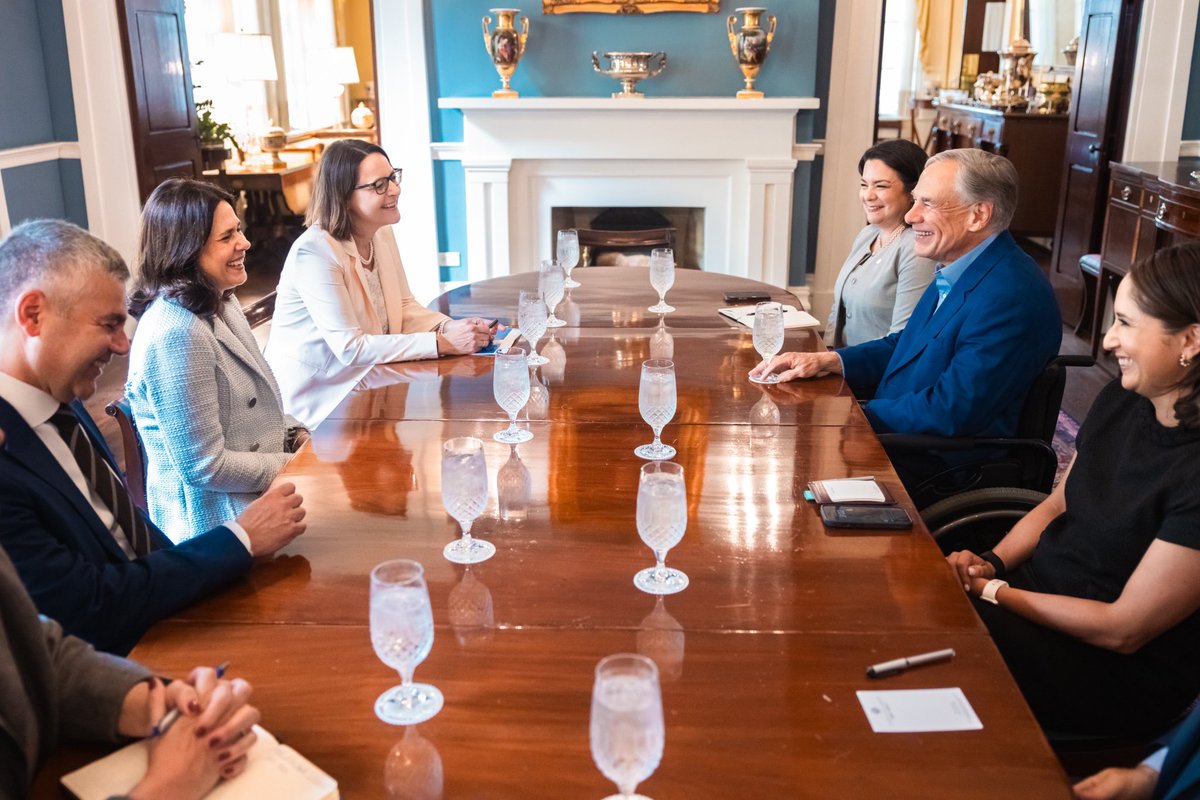 Governor Abbott Press Office (@govabbottpress) on Twitter photo This morning, I met with the <a href="/DallasFed/">Dallas Fed</a> CEO & President Lorie Logan at the Governor’s Mansion.
We discussed Texas’ booming economy and the latest for the Federal Reserve Bank of Dallas.
Together, we’ll continue to build an even stronger economy. This morning, I met with the <a href="/DallasFed/">Dallas Fed</a> CEO & President Lorie Logan at the Governor’s Mansion.
We discussed Texas’ booming economy and the latest for the Federal Reserve Bank of Dallas.
Together, we’ll continue to build an even stronger economy.