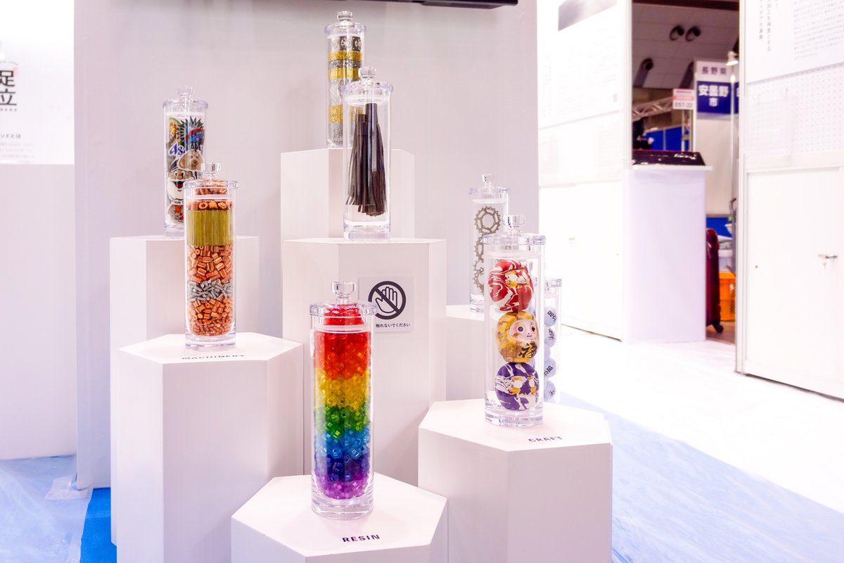 【「第29回 機械要素技術展」2日目】
「足立ブランド」ブースには、皮革、樹脂、生活関連、工芸品、乗物、印刷、金属、機械器具など足立ブランドを代表する8業種のディスプレイも展示されています。

今回出展していない業種や企業などに関してもぜひ「足立ブランド」へご相談ください。