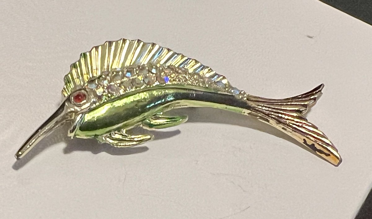 TeriE's tweet image. GLITZY #Swordfish Marlin Sailfish 
#Brooch AB #Rhinestones Green Metallic #EnamelPin #vintage90s FREE SHIP

#marlin #sailfish #brooches #broochstyle #vintagestyle #accessories #summerstyle #jewelry #beachfashion #beachvibes #ocean #sealife #ebayfinds 

 ebay.com/itm/2668667104…