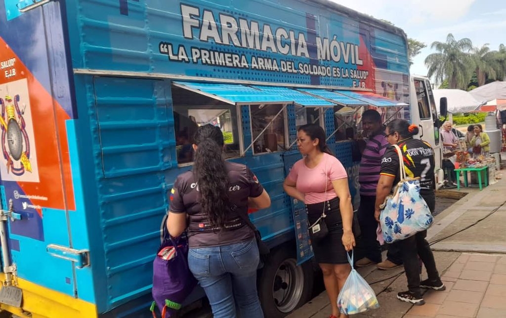 #FANB pone a la orden del pueblo las farmacias móviles  a precios solidarios ! 
Para nosotros la patria es primero ! 

#IntegrarEsVencer