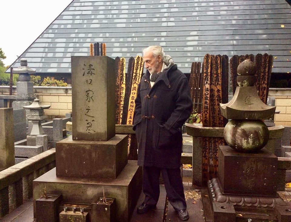 Paul Vecchiali at Kenji Mizoguchi’s grave.