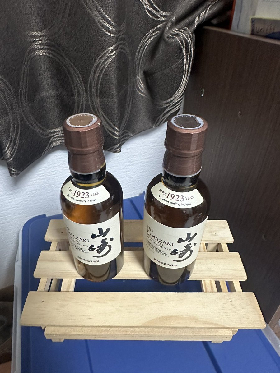 蒸溜所で買ったミニボトル（右） コンビニで買ったミニボトル（左