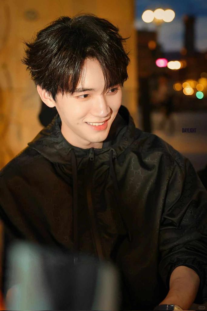 LoanBi192204's tweet photo. Thế giới có hàng vạn người nhưng chỉ mê đắm 1 người Zhou Yi Ran https://t.co/J7XqiGf5bQ