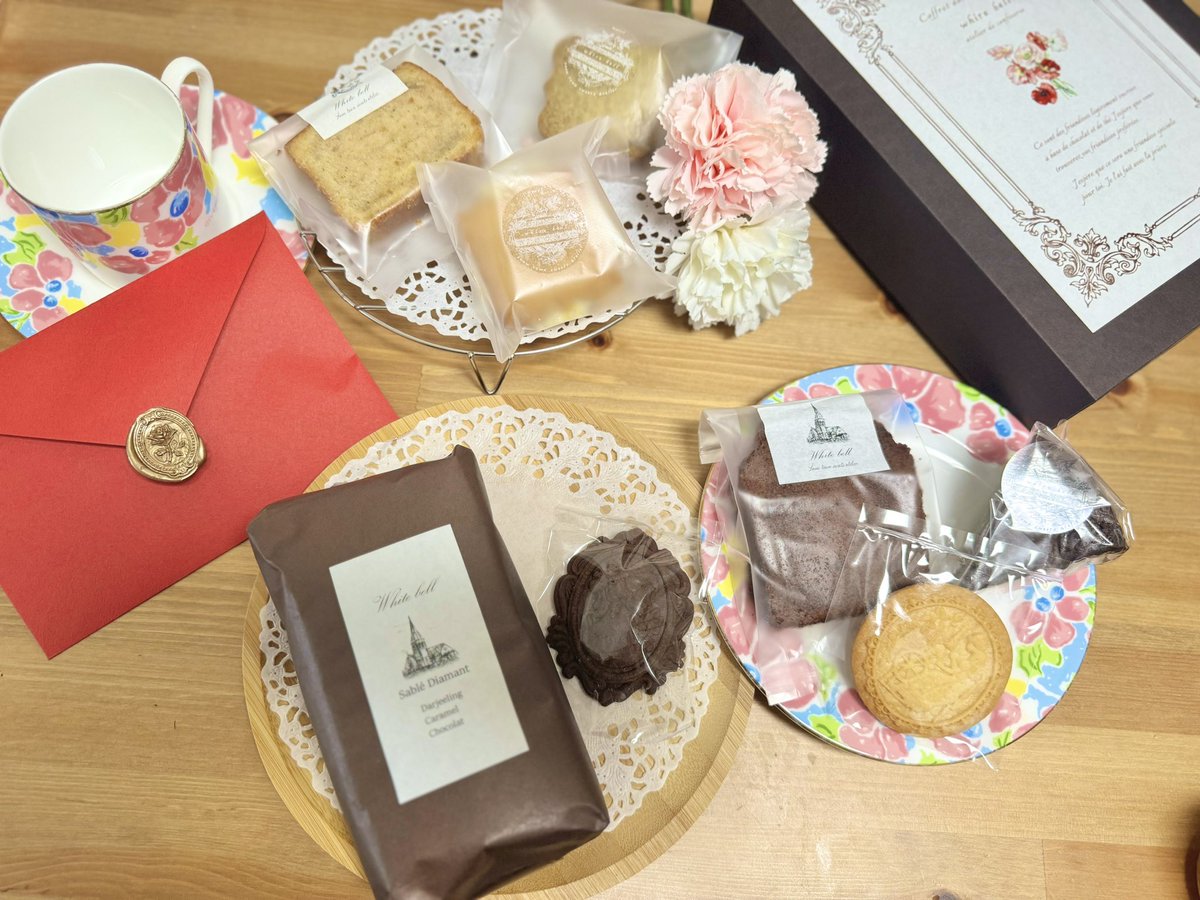 miuu_oO's tweet photo. れみみさん(@non_meruc )のWhite bellよりお菓子箱-classical-が届きました🥀🤍シックでお洒落な落ち着きのあるデザインの箱が素敵です💌✨
そして精巧に型取られたクッキーはとても繊細で可愛らしく、ガトーショコラやバターサンドなどれみみさんのこだわりが詰まったお菓子箱、大切にいただきます🥰 https://t.co/Dk8FDtAO5V