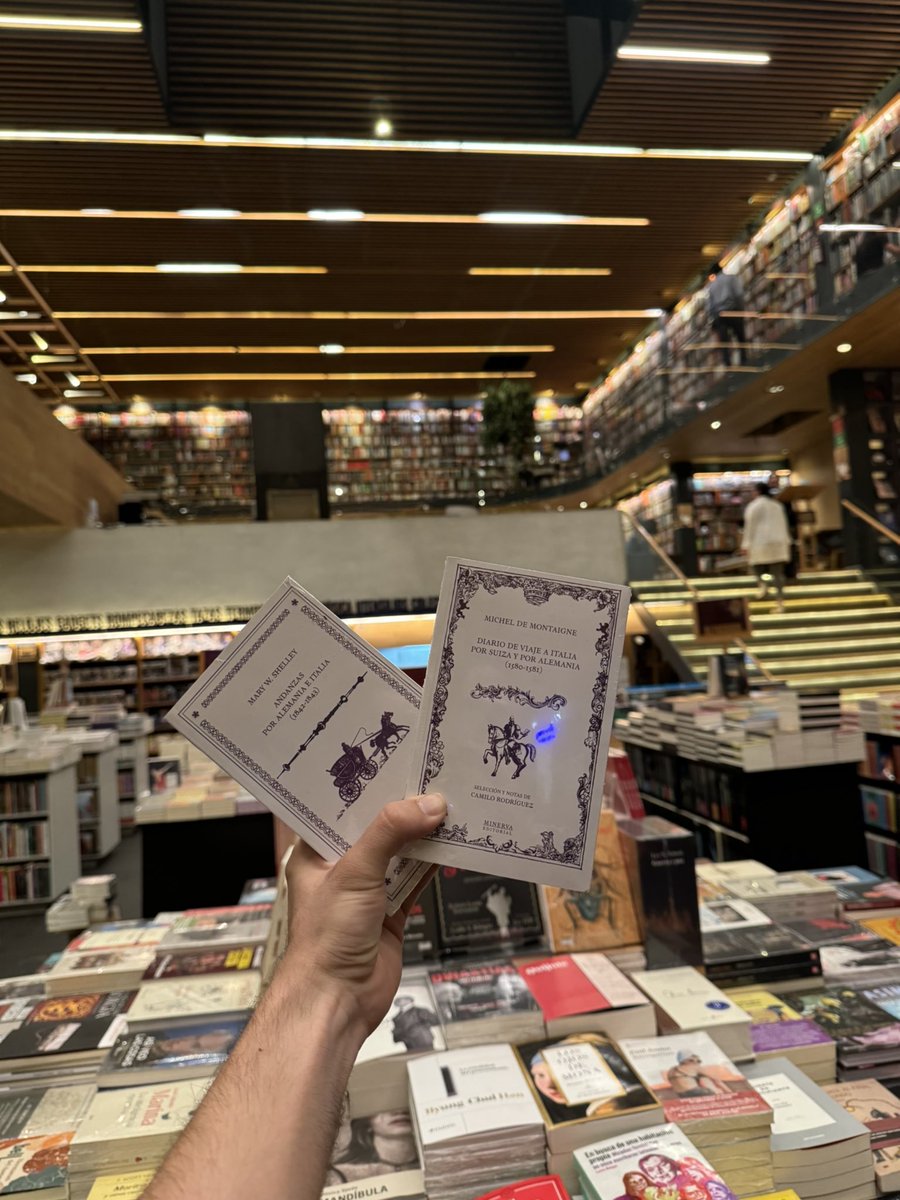 Se siente hermoso llegar a una de las librerías favoritísimas y encontrar a <a href="/MinervaEditores/">Minerva_Editorial</a> en las recomendaciones de los libreros. ¡Se mece el <a href="/El_Pendulo/">El Péndulo</a>!