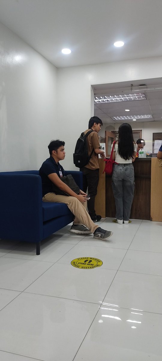 jursteinn's tweet photo. tamo tong jowa q kung gano ka introvert pumunta kami sa mapua para sa papers niya then sinabihan ko kase na di niya ko nanay kaya siya dapat magtanong, ayan umupo nalang https://t.co/N4NXQsD6sv