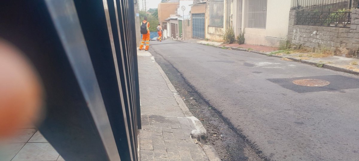 izahc1410's tweet image. Esses. dois homens vestidos com roupa de gari, passava na minha rua, pedido dinheiro para completar a marmita, sem varrer. pedi o crachá, no qual não tinha, eu abri uma reclamação no 156,  a resposta da #prefsp foi a pior. #locat #saopaulo #eleicoes2024 #golpe #sp1