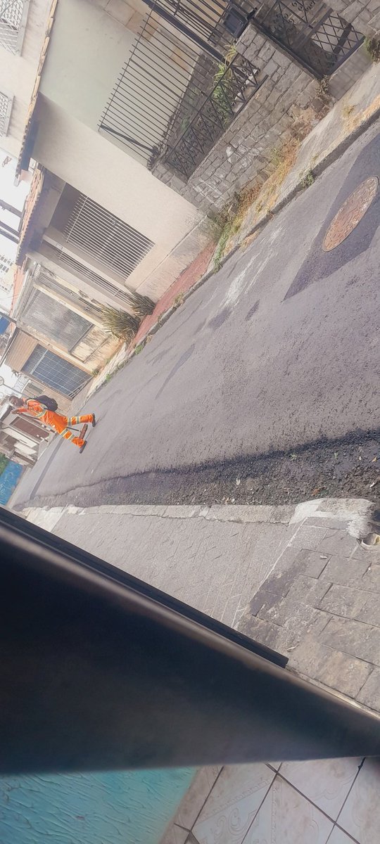 izahc1410's tweet image. Esses. dois homens vestidos com roupa de gari, passava na minha rua, pedido dinheiro para completar a marmita, sem varrer. pedi o crachá, no qual não tinha, eu abri uma reclamação no 156,  a resposta da #prefsp foi a pior. #locat #saopaulo #eleicoes2024 #golpe #sp1