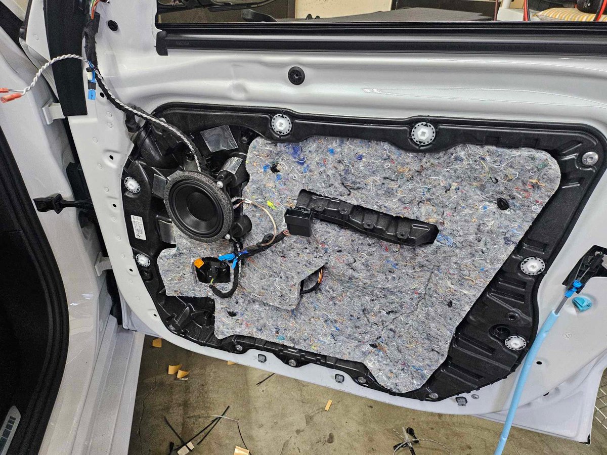 MorelHiFi's tweet image. See this #BMW #X5E Hybrid with a full Morel 3-way audio upgrade. Tweeters and mid-bass in stock locations, 8&quot; under-seat subwoofer with 105W. Detailed highs, solid midbass, superb soundstage! Thanks, #SimplicityInSound for sharing.
#MorelHiFi  #MorelCarAudio #BMWSound  #CarAudio