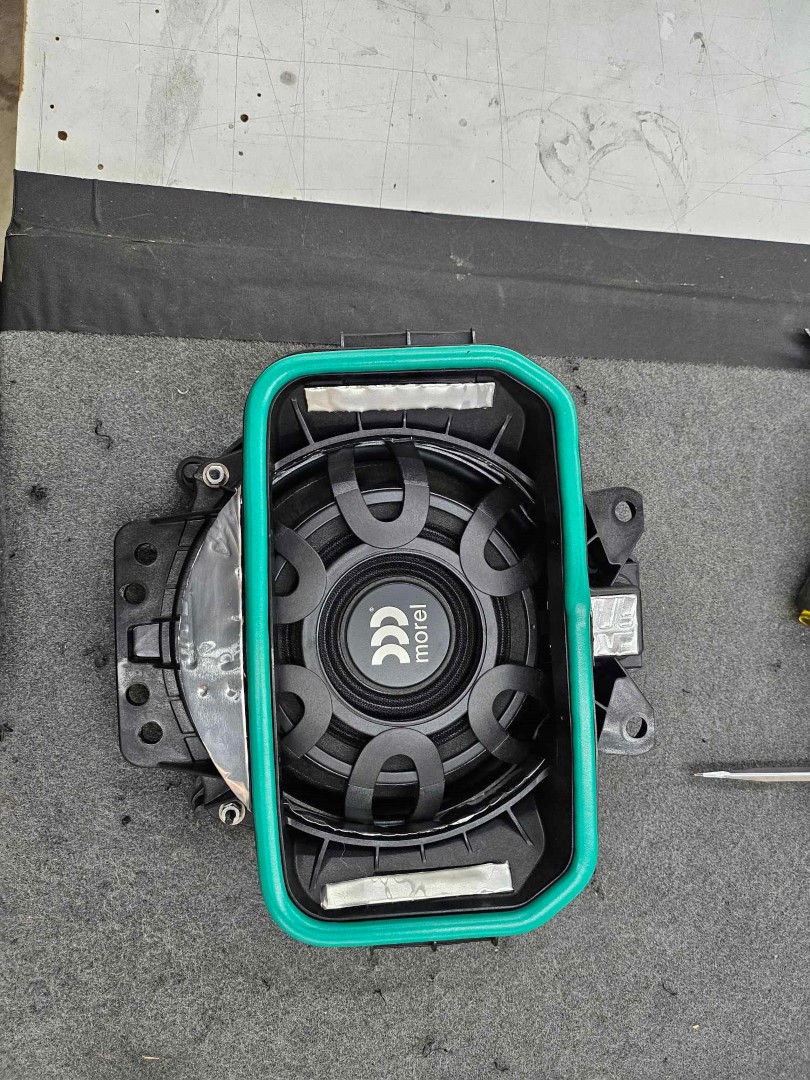 MorelHiFi's tweet image. See this #BMW #X5E Hybrid with a full Morel 3-way audio upgrade. Tweeters and mid-bass in stock locations, 8&quot; under-seat subwoofer with 105W. Detailed highs, solid midbass, superb soundstage! Thanks, #SimplicityInSound for sharing.
#MorelHiFi  #MorelCarAudio #BMWSound  #CarAudio