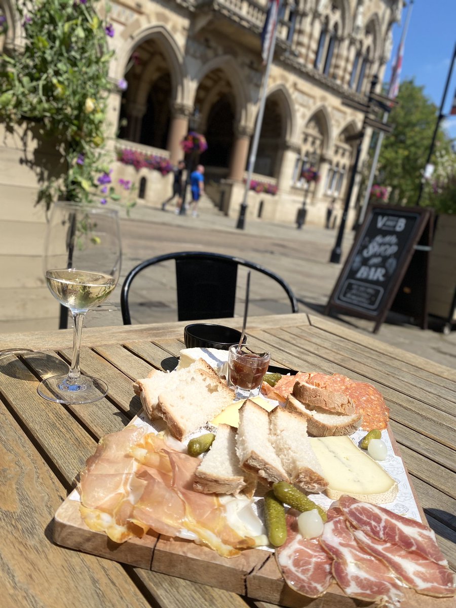 humanjuggler's tweet photo. Haircut and now lunch! Today is fine! #northampton #vandb https://t.co/cVZbO9Du52