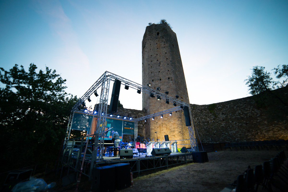 🎷 Dal 25 al 28 agosto Serravalle Jazz torna alla Rocca di Castruccio nel borgo di Serravalle Pistoiese per la 23esima edizione

Quattro giorni di concerti con i grandi nomi del jazz, oltre a incontri con gli artisti e presentazioni di libri

Programma 👉 seravallejazz.it