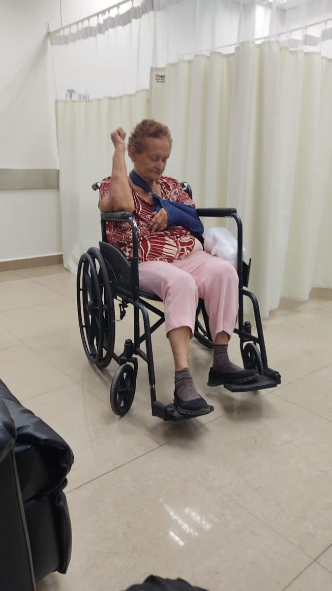 gonates's tweet photo. Sin estos materiales, no es posible realizar la intervención. 

Lo más preocupante es que, con el tiempo, se le están formando callos que podrían causarle complicaciones severas y nos dicen que tenemos 10 días para operarla y evitar males en su brazo. https://t.co/45lpkcrpyk https://t.co/wUZBBY9giM