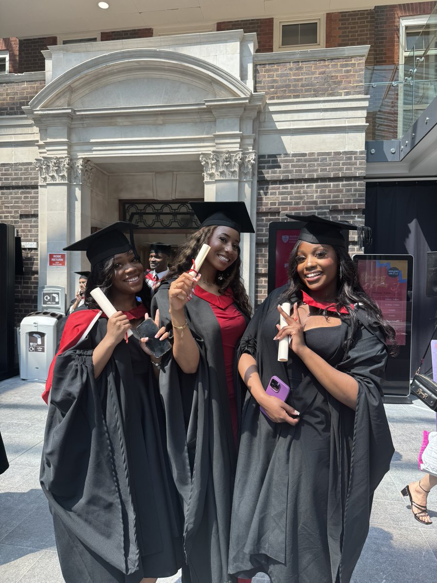 MiddlesexUni's tweet image. Day three of graduation is off to a great start 🎓 ⭐ 

Congratulations to all of our Health, Social Care and Education grads walking the stage today 📚

Your hard work paid off and now it’s time to celebrate! Don’t forget to tag us in your pics and use #MDXGrad 📸