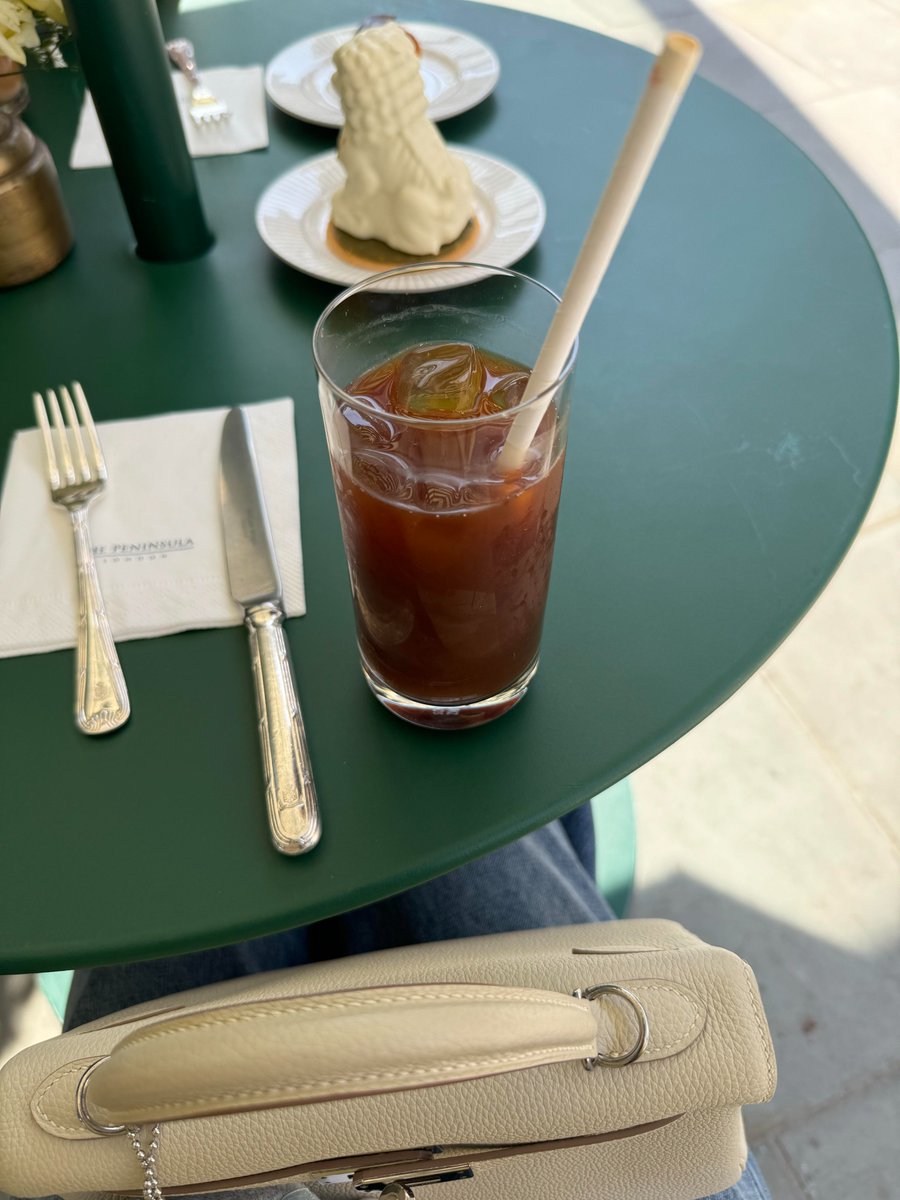 Eating breakfast at The Peninsula Café🥐🍮🥤