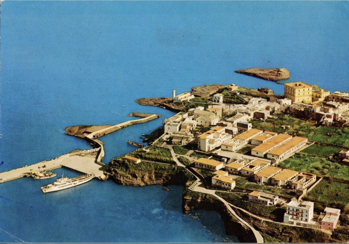 Il valore simbolico dell'area individuata per il nuovo lotto funzionale a #Ventotene. Da luogo di segregazione, diventerà uno spazio di aggregazione per cittadini #italiani ed #europei.

Per approfondire leggi su:
agenziacult.it/notiziario/da-…