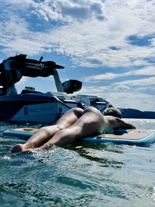 Sun and buns on wet Wednesday! https://t.co/OsR1ktuPdv<a href="/tag/country"class="tags"><span>#country</span></a><a href="/tag/single"class="tags"><span>#single</span></a><a href="/tag/cowgirls"class="tags"><span>#cowgirls</span></a>