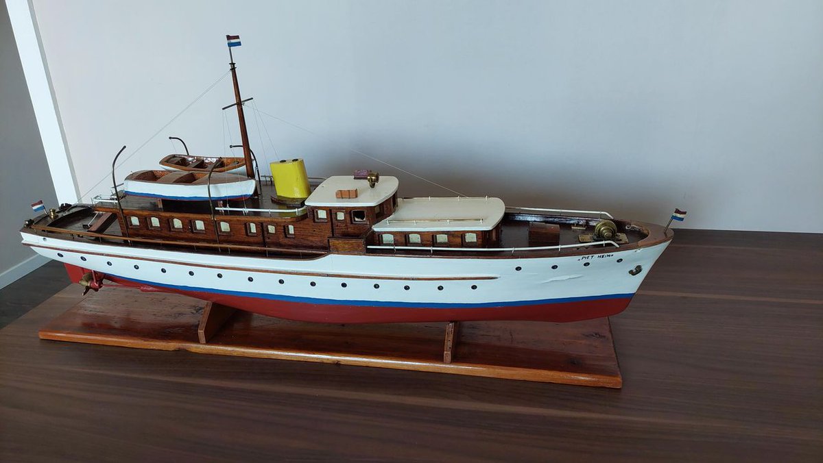 PietHein_Jacht's tweet photo. Bert Dekker's vader, Klaas Dekker, maakte dit #scheepsmodel van het #koninklijkjacht naar een foto
Het is een blijvende herinnering aan zijn vader, die overleed toen Bert 6 jaar was
Er is weinig informatie over dit project, maar het is bekend dat Klaas dit vóór de oorlog maakte https://t.co/j9IdRXwcGo