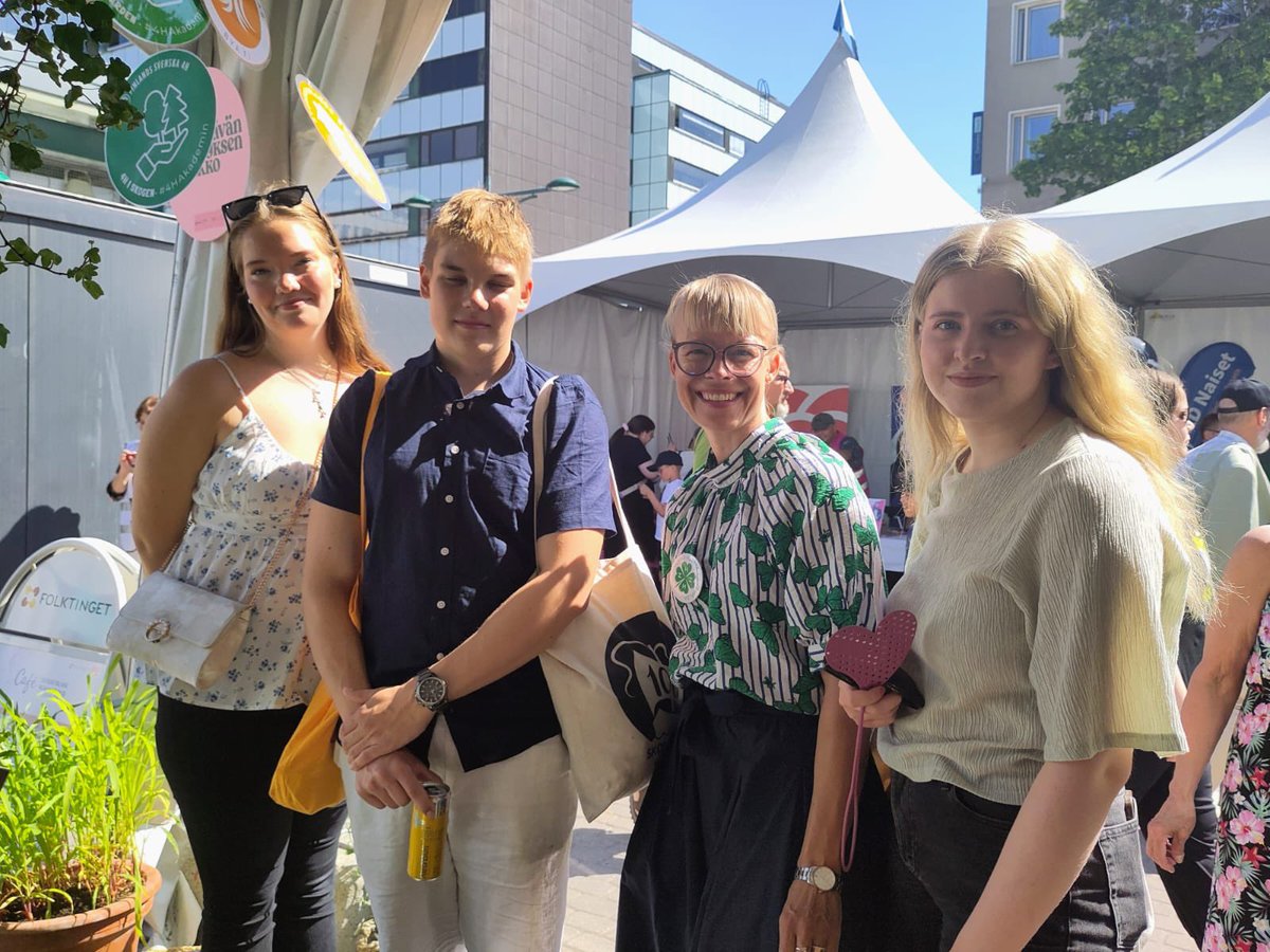 Glatt nätverkande, dialog för ungas lärande, arbetslivsfärdigheter, sysselsättning - nyckeln är att unga lär sig lära och kreativitet. Detta uppfyller  <a href="/finsv4h/">Finlands svenska 4H</a> @4HSuomi <a href="/tomialakoski/">Tomi Alakoski</a> Tack för möten <a href="/SuomiAreena/">SuomiAreena</a> <a href="/stinagestrin/">Christina Gestrin</a> @Folktinget <a href="/SandraBergq/">Sandra Bergqvist</a> <a href="/okmfi/">Opetus- ja kulttuuriministeriö</a> <a href="/FSS_rf/">FSS</a> <a href="/SvenskfiByar/">Svenskfinlands Byar</a>