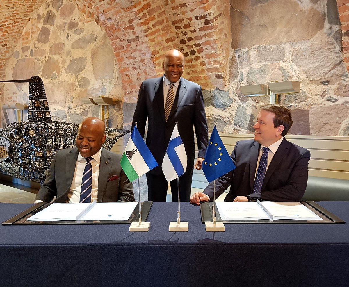 Minister <a href="/VilleTavio/">Ville Tavio</a>: “Excellent discussions with His Majesty King Letsie III of Lesotho on water infrastructure, energy and circular economy. Pleasure to sign the Letter of Intent for the development of water sector with Minister of Natural Resources Mohlomi Moleko.” 🇫🇮 🇱🇸