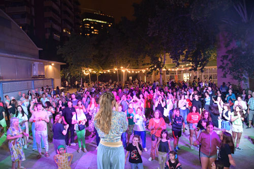 sants3radio's tweet photo. Més de 600 persones omplen el pati del Casinet d’Hostafrancs per celebrar la revetlla de Sant Joan.
Al #SantsMontjuïcAlDia escoltem reportatge de la revetlla amb @CoralSantMedir @sants3radio i @FedeHostafrancs.

🎧Audio👉https://t.co/l0OEClCgzY
📰Fotos📸👉https://t.co/GuaFEvTWDs https://t.co/V9wQa5SNLp