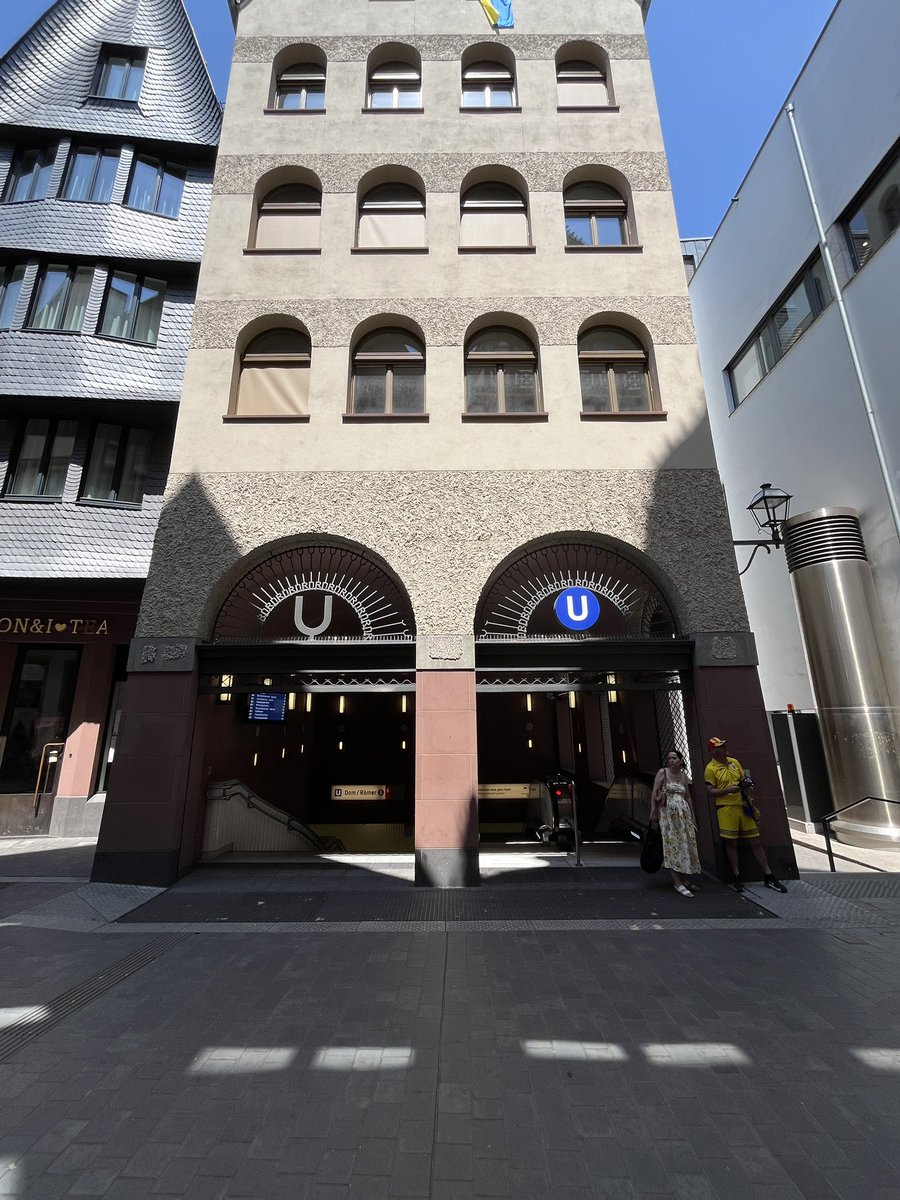 DGlanzGermany's tweet photo. フランクフルトはレーマー広場隣の「新・旧市街」。昔の建物のレプリカで、こう見えて築浅の住宅物件です。（地上階のみ商業施設）

#ドイツ不動産 #フランクフルト不動産 #フランクフルト駐在 #築浅物件 #ドイツの家探し #フランクフルトのマンション #レーマー広場 #フランクフルト観光 https://t.co/HWWZt6e6HC