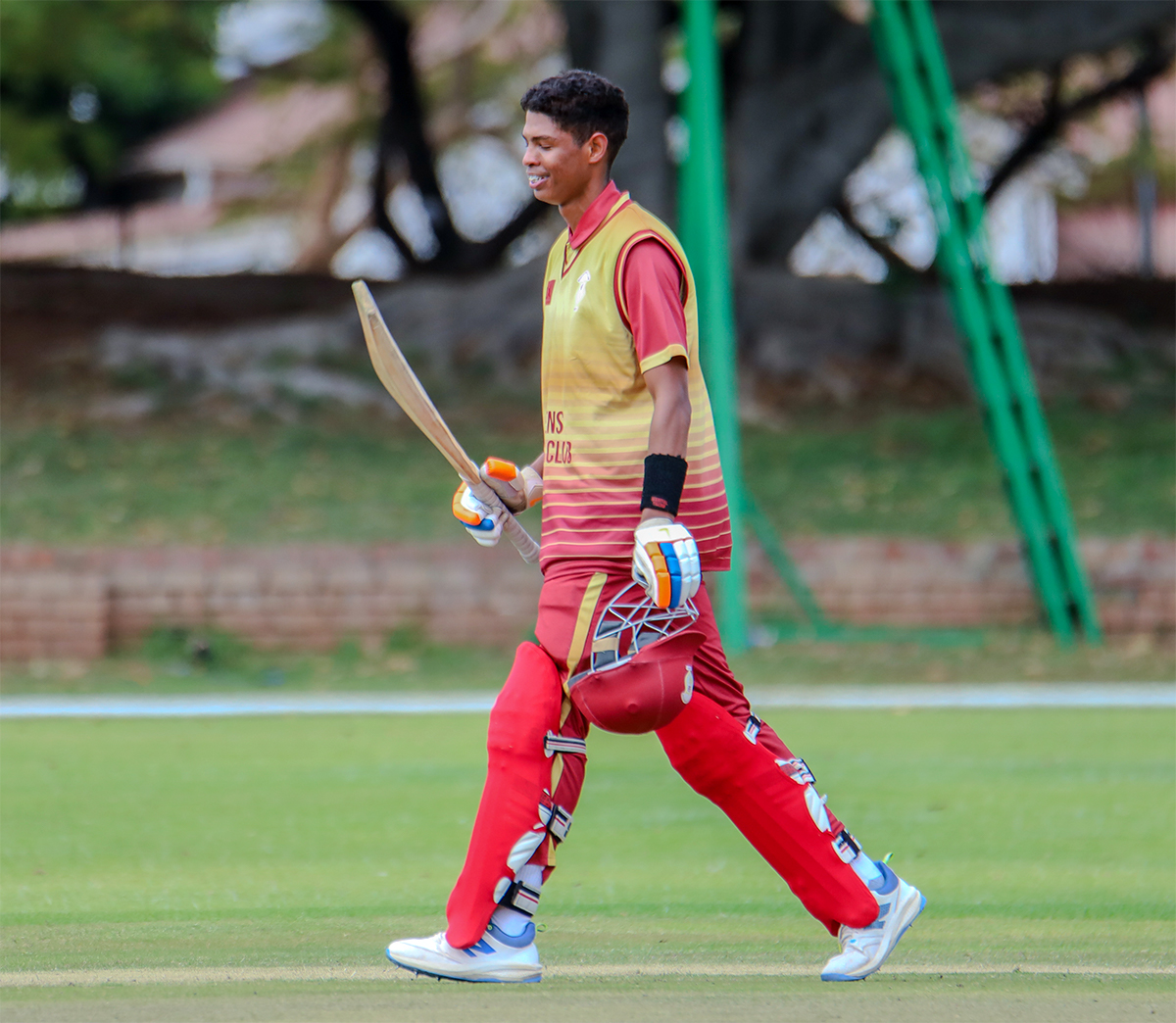 𝗤𝘂𝗲𝗲𝗻𝘀 set Mbizo a target of 221 to win in 45 overs 

(Rowyn Konson 101, Tanatswa Bechani 40, Petros Sithole 35; Isaac Okpe 3/26, Jabulisa Tshuma 3/37, Chiemelie Udekwe 1/25)

You can also follow live ball-by-ball coverage on the Zimbabwe Cricket App &amp; Website.  

#NPL2024