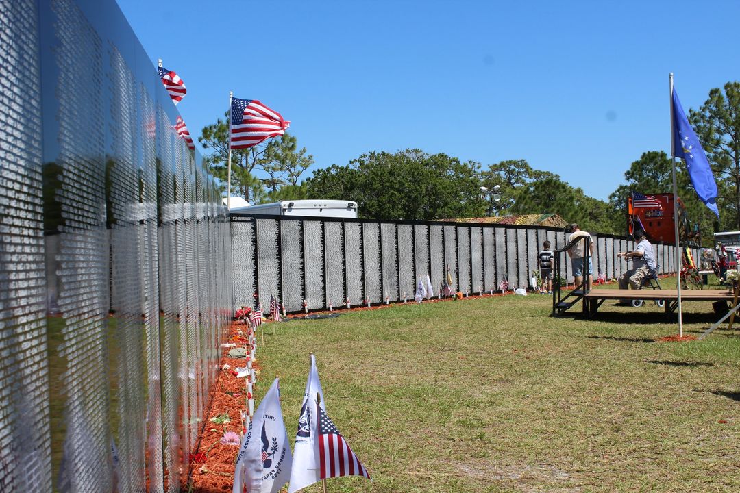 OSB_Magazine's tweet photo. 58,000 names of boys who should have seen their Mamas again... Vietnam Veterans Moving Wall 2017 Melbourne Florida.
#movingwall #history #veteran https://t.co/HSlm5MLtLG