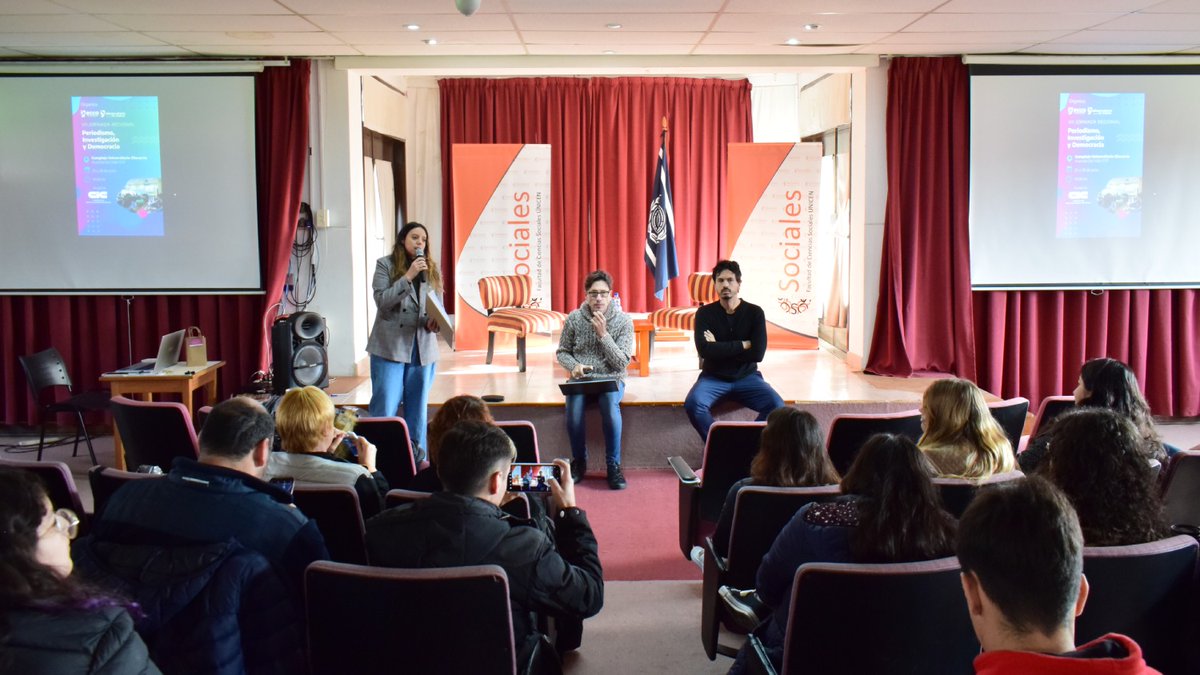 FacsoUnicen's tweet image. Jornada Regional de Periodismo, Investigación y Democracia 

💬En el primer panel el Dr. Iván Schuliaquer (@ischuliaquer) y el Lic. Sebastián Lancunza (@sebalacunza) compartieron sus posturas y reflexiones sobre las complejidades y desafíos del periodismo en la Argentina actual.
