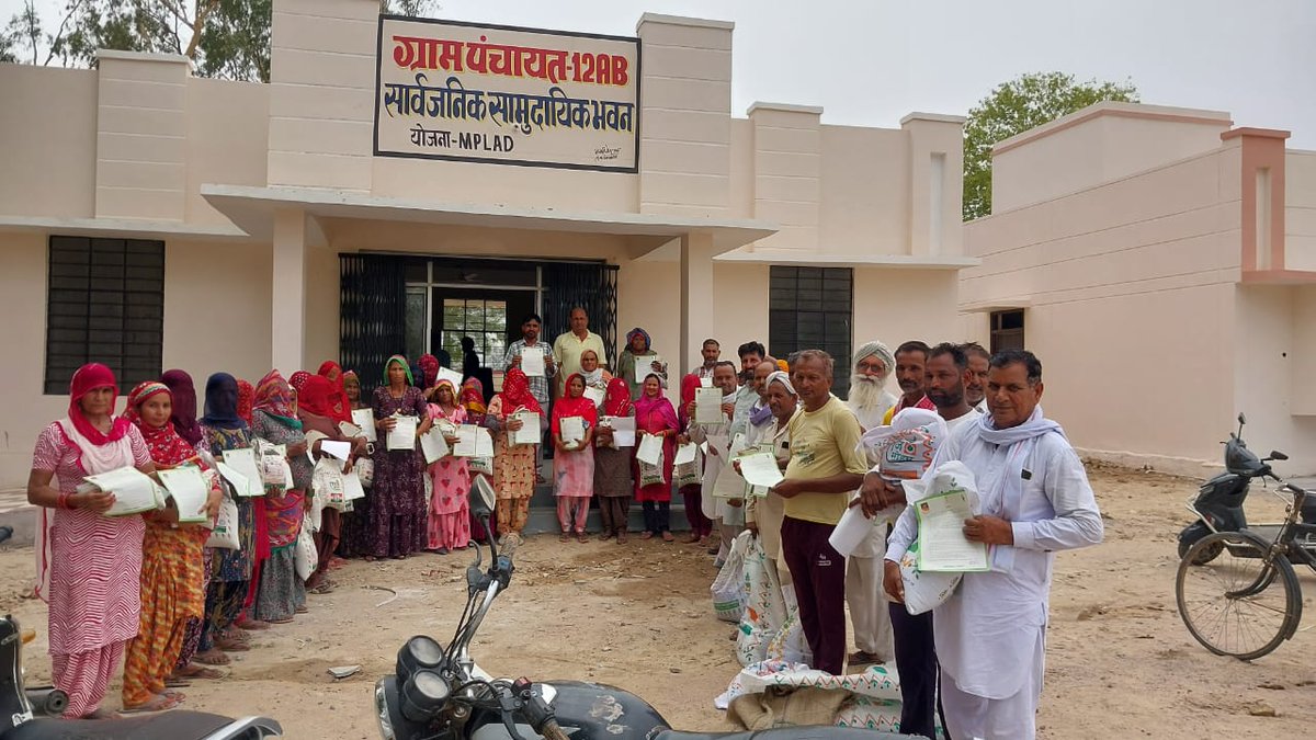 AgrDir's tweet photo. ग्राम पंचायत 12AB में मूंग,मोठ व हरीखाद बनाने के लिए ढैंचा के मिनिकिटस पात्र महिला कृषकों को निशुल्क वितरण किया गया और माननीय मुख्यमन्त्री महोदय द्वारा जल संरक्षण अपील का वितरण किया गया व किसानों को जल के महत्व और जल प्रबंधन पर विभागीय योजनाओं पर देय अनुदान के बारे में जानकारी दी https://t.co/lUEWN6txU7