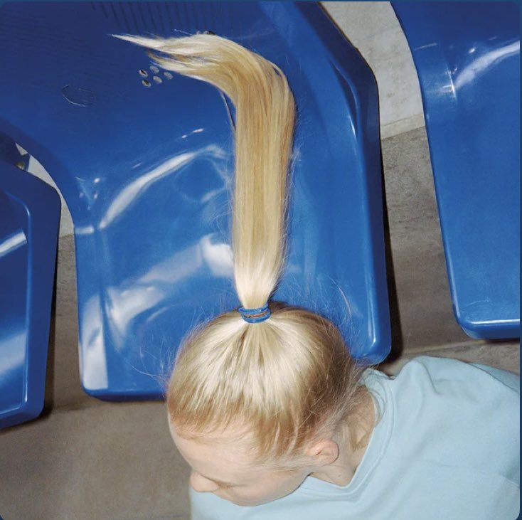 Good morning TV / Small Talk (2021)

バンド名の通り、まだ目も覚め切っていない朝に聴くのがおすすめ🍀

チルなドリームポップとグランジなギターロックが絶妙な配分で溶け込んだバンドサウンドが良い👍

ギターのフレーズも一本調子ではなくバリエーション豊かで、透明感のあるVo.も素敵です✨