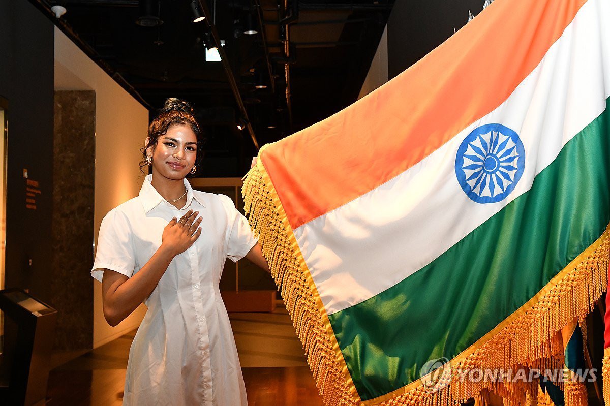Blackswan as the Goodwill Ambassador of the War Memorial of Korea with the flag of their country that participated in the Korean war