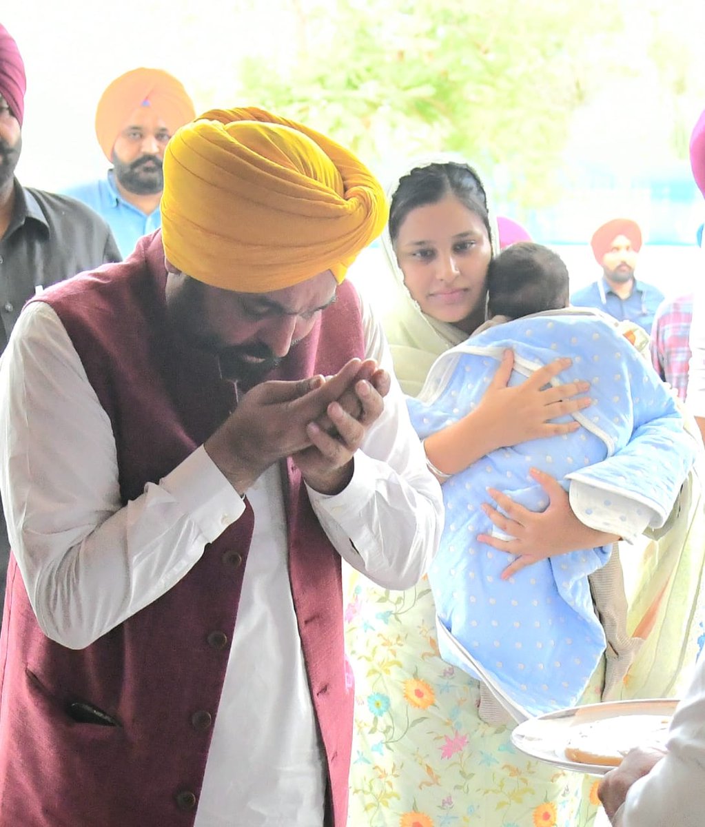BhagwantMann's tweet photo. ਪਿਛਲੇ ਦਿਨੀਂ ਮੈਂ ਕਿਹਾ ਸੀ ਕਿ ਜਲੰਧਰ ਘਰ ਕਿਰਾਏ 'ਤੇ ਲੈ ਰਿਹਾ ਹਾਂ.. ਮੈਂ ਅੱਜ ਜਲੰਧਰ ਵਿਖੇ ਪਰਿਵਾਰ ਸਮੇਤ ਘਰ ਵਿੱਚ ਆ ਗਿਆ ਹਾਂ... ਮਾਝੇ ਅਤੇ ਦੋਆਬੇ ਦੇ ਲੋਕਾਂ ਨੂੰ ਹੁਣ ਚੰਡੀਗੜ੍ਹ ਨਹੀਂ ਜਾਣਾ ਪਵੇਗਾ, ਉਹਨਾਂ ਦੀਆਂ ਸਮੱਸਿਆਵਾਂ ਤੇ ਮਸਲਿਆਂ ਦਾ ਇੱਥੇ ਰਹਿ ਕੇ ਹੀ ਨਿਪਟਾਰਾ ਕਰਾਂਗਾ...ਅਸੀਂ ਲੋਕਾਂ ਦੀ ਖੱਜਲ ਖ਼ੁਆਰੀ ਨੂੰ ਘਟਾਉਣ ਤੇ ਲੋਕਾਂ ਨੂੰ ਆਪਣੇ ਨਾਲ ਸਿੱਧਾ ਰਾਬਤਾ ਕਾਇਮ ਕਰਨ ਲਈ ਹਰ ਸੰਭਵ ਉਪਰਾਲੇ ਕਰ ਰਹੇ ਹਾਂ...