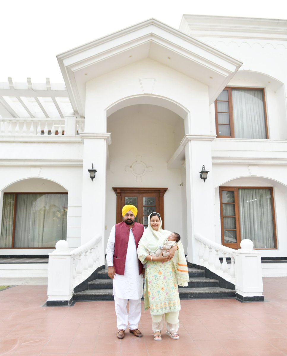 BhagwantMann's tweet photo. ਪਿਛਲੇ ਦਿਨੀਂ ਮੈਂ ਕਿਹਾ ਸੀ ਕਿ ਜਲੰਧਰ ਘਰ ਕਿਰਾਏ 'ਤੇ ਲੈ ਰਿਹਾ ਹਾਂ.. ਮੈਂ ਅੱਜ ਜਲੰਧਰ ਵਿਖੇ ਪਰਿਵਾਰ ਸਮੇਤ ਘਰ ਵਿੱਚ ਆ ਗਿਆ ਹਾਂ... ਮਾਝੇ ਅਤੇ ਦੋਆਬੇ ਦੇ ਲੋਕਾਂ ਨੂੰ ਹੁਣ ਚੰਡੀਗੜ੍ਹ ਨਹੀਂ ਜਾਣਾ ਪਵੇਗਾ, ਉਹਨਾਂ ਦੀਆਂ ਸਮੱਸਿਆਵਾਂ ਤੇ ਮਸਲਿਆਂ ਦਾ ਇੱਥੇ ਰਹਿ ਕੇ ਹੀ ਨਿਪਟਾਰਾ ਕਰਾਂਗਾ...ਅਸੀਂ ਲੋਕਾਂ ਦੀ ਖੱਜਲ ਖ਼ੁਆਰੀ ਨੂੰ ਘਟਾਉਣ ਤੇ ਲੋਕਾਂ ਨੂੰ ਆਪਣੇ ਨਾਲ ਸਿੱਧਾ ਰਾਬਤਾ ਕਾਇਮ ਕਰਨ ਲਈ ਹਰ ਸੰਭਵ ਉਪਰਾਲੇ ਕਰ ਰਹੇ ਹਾਂ...