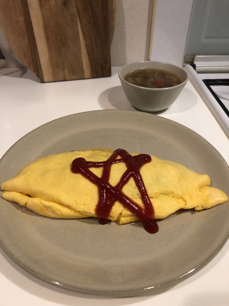 barock8888's tweet image. 続きまして、白ワインなう。ふう。

今日の夜ごはんは

☆オムライス
☆野菜スープ

ケチャップ☆形にしてみました

なかなか美味しく出来たかと😊

#wine
#Omeletterice
#vegetablesoup