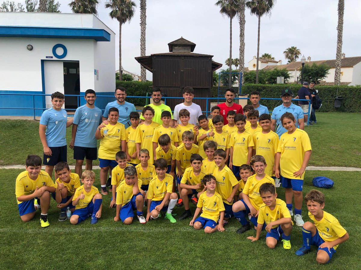 💛 ¡Iván Chapela, Álvaro Bastida, Diego González y Juanmi Carrión visitaron a los pequeños participantes del #CampusCádizCF de #Chiclana!