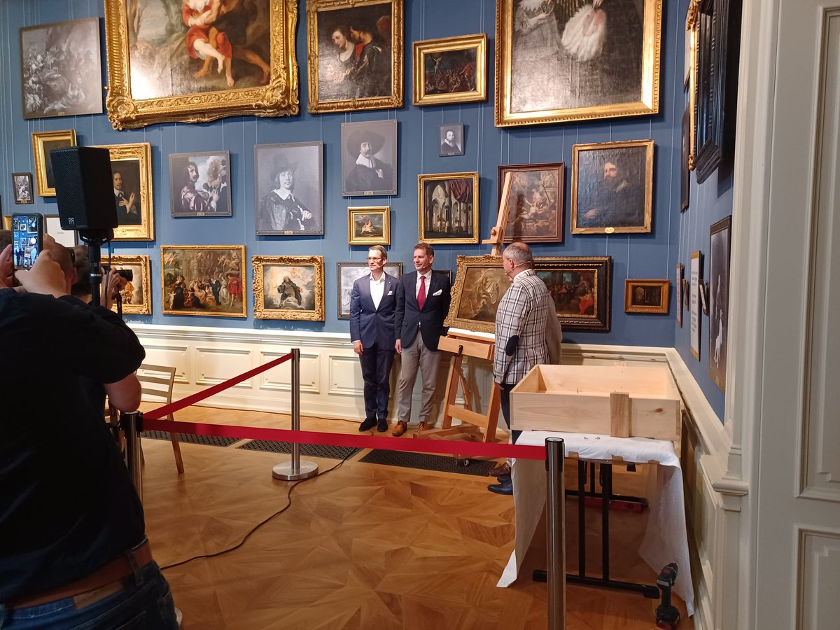 Museumskater🎃 (@museumskater) on Twitter photo Gestern noch in schwarz-weiß, heute schon in Farbe zu sehen! <a href="/Friedenstein/">Schloss Friedenstein</a> erhält die Ölskizze Der heiligen Gregor von Nazianz von Peter Paul #Rubens zurück, mit freundlicher Unterstützung von <a href="/EvsHoernes/">Ernst von SIEMENS Kunststiftung</a>
Ich danke allen Beteiligten, besonders aber dem großartigen Team der FSG🙂 Gestern noch in schwarz-weiß, heute schon in Farbe zu sehen! <a href="/Friedenstein/">Schloss Friedenstein</a> erhält die Ölskizze Der heiligen Gregor von Nazianz von Peter Paul #Rubens zurück, mit freundlicher Unterstützung von <a href="/EvsHoernes/">Ernst von SIEMENS Kunststiftung</a>
Ich danke allen Beteiligten, besonders aber dem großartigen Team der FSG🙂