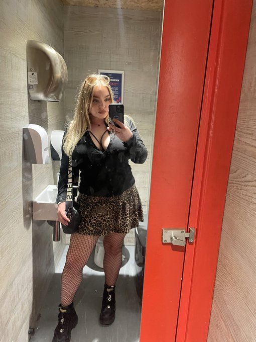 Buying me a drink ? Or are you too shy ? 👀😜 https://t.co/ZF2wnHVe6a