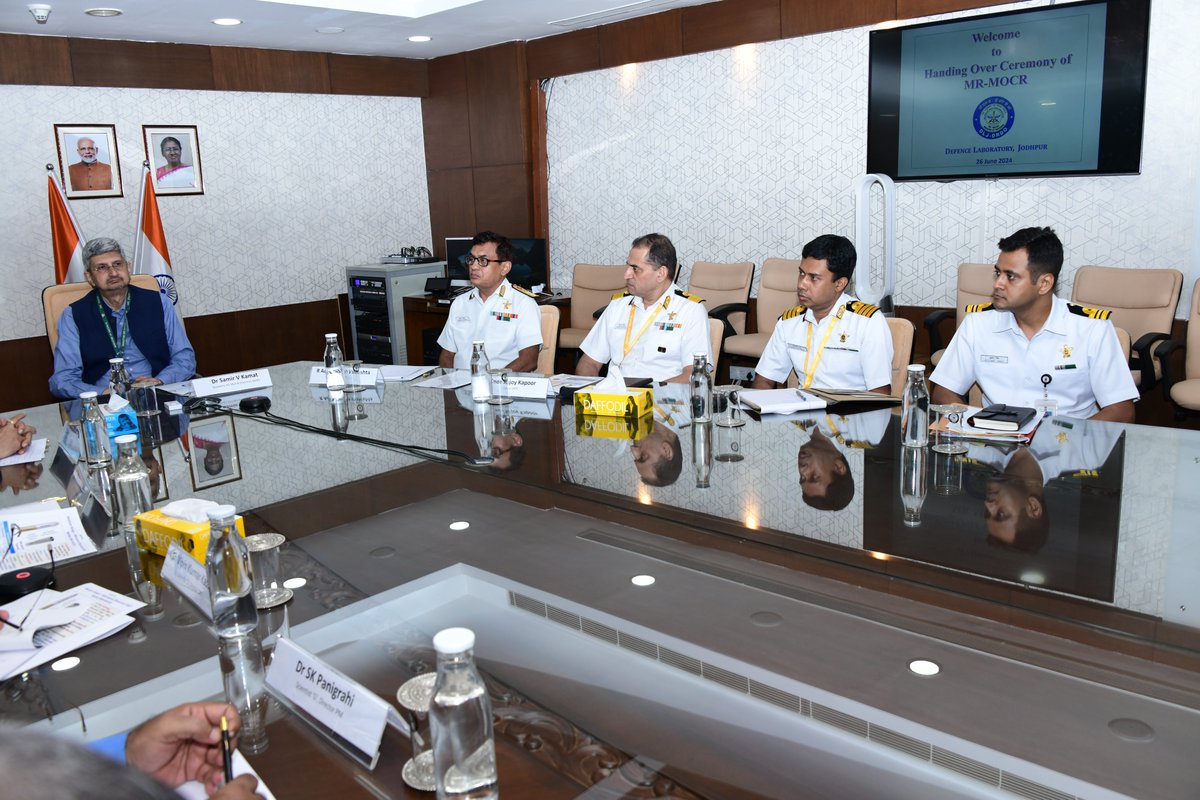 SpokespersonMoD's tweet image. Today, @DRDO_India handed over the Medium Range-Microwave Obscurant Chaff Rocket (MR-MOCR) to the @indiannavy in New Delhi. Developed by DRDO’s Defence Laboratory, this niche tech creates a microwave shield to obscure radar signals. #DefenceTech

More: pib.gov.in/PressReleasePa…