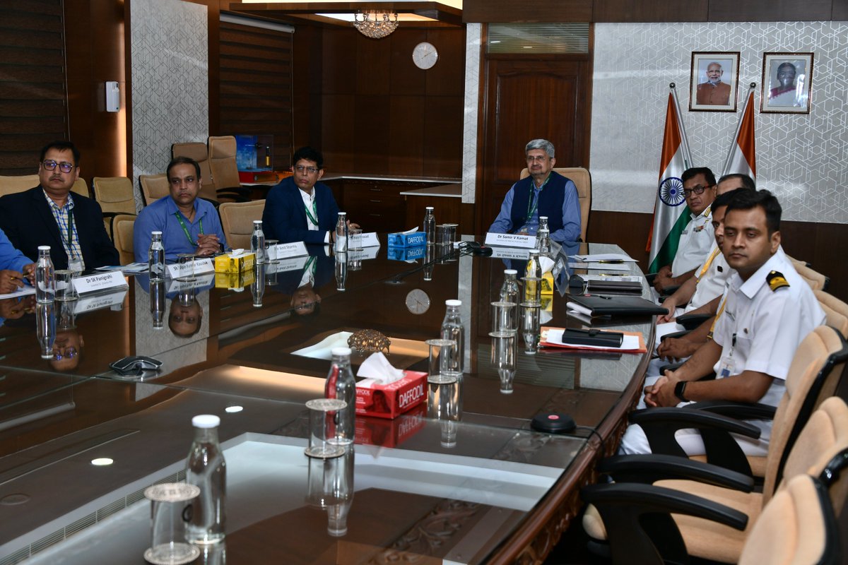 SpokespersonMoD's tweet image. Today, @DRDO_India handed over the Medium Range-Microwave Obscurant Chaff Rocket (MR-MOCR) to the @indiannavy in New Delhi. Developed by DRDO’s Defence Laboratory, this niche tech creates a microwave shield to obscure radar signals. #DefenceTech

More: pib.gov.in/PressReleasePa…