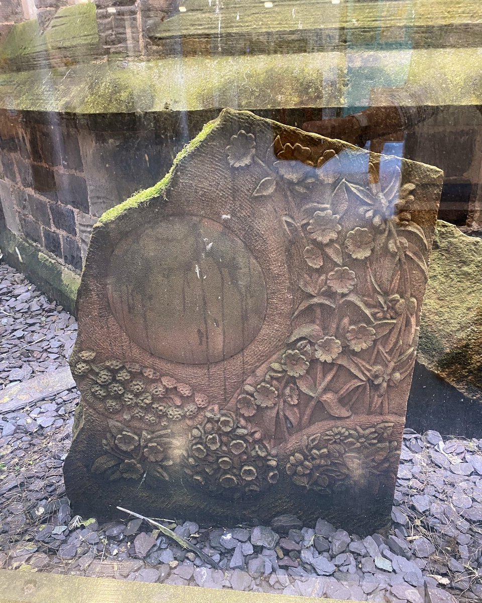 AilishSinclair's tweet image. Another day, another medical appointment. This one took me to Chalmers Hospital in Banff where a carving from the old building is preserved behind glass.
#hospital #carvings #stonework