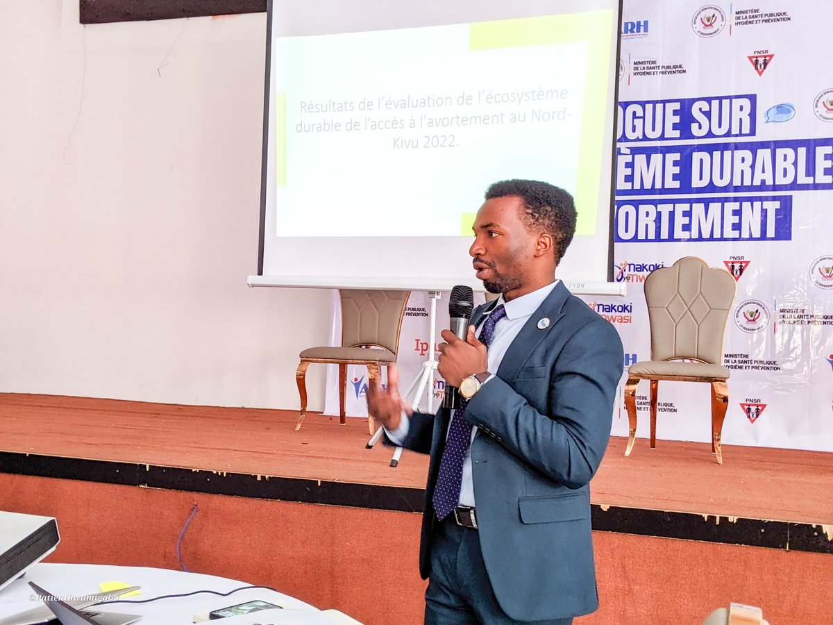 UweraCarine3's tweet photo. Dr @SimonBine  de @yarhdrc  présente  une evaluation sur #EcosystemeDurable  sur l accès aux services complets de soins d #Avortement sécurisé  ,   Cette clarification qui est importante pour   le  prestataires de soins , les #mashujaaa    Et le réseau de référencement 👌🥰 https://t.co/YCP2kopGvb