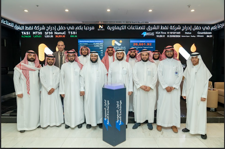 BMLube_KSA's tweet photo. نبارك اليوم لشركتنا #نفط_الشرق المالكه  لزيوت بي ام لوب ببدء تداول أسهمها في السوق السعودي الموازي... بحضور سعادة محافظ منشآت
@MonshaatSA
و سعادة المدير التنفيذي لتداول
@tadawul
و هي مرحلة جديدة من التطور والازدهار للشركة  #نفط_الشرق #نمو #اكتتابات #نفط_الشرق_للصناعات_الكيماوية https://t.co/TjMcWQFmUw